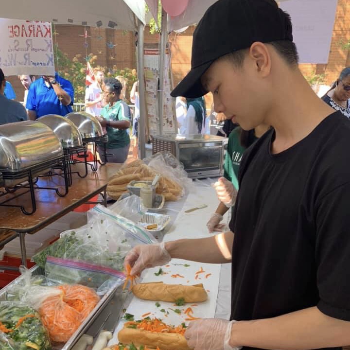 Selling-banh-my
